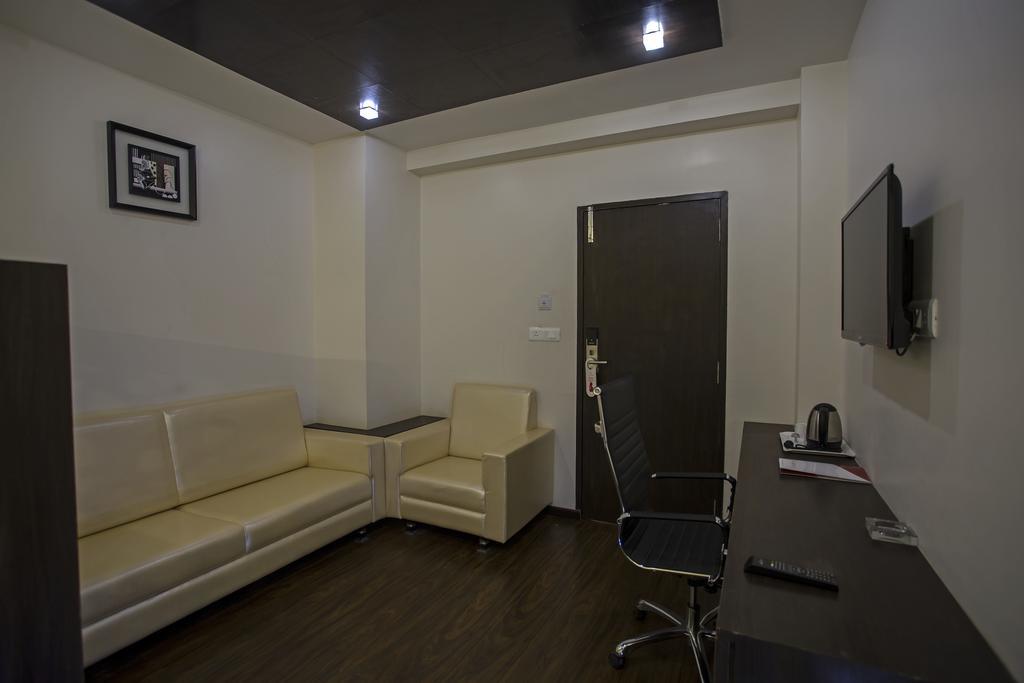 Ravi Residency Hotel Morbi Стая снимка